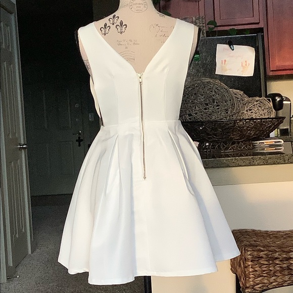 🎀 NWOT Lulu’s White Babydoll Dress 🎀 - Picture 3 of 10
